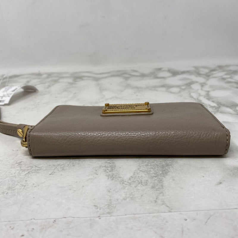 MARC by marc jacobs WOMEN'S WALLET/WRISTLET taupe O/S